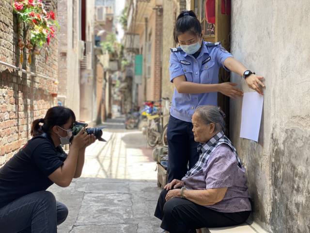 廣東政法機關將教育整頓成效迅速轉化為服務群眾強大動力。圖為公安機關窗口工作人員上門為老年人主動提供“上門辦”服務。