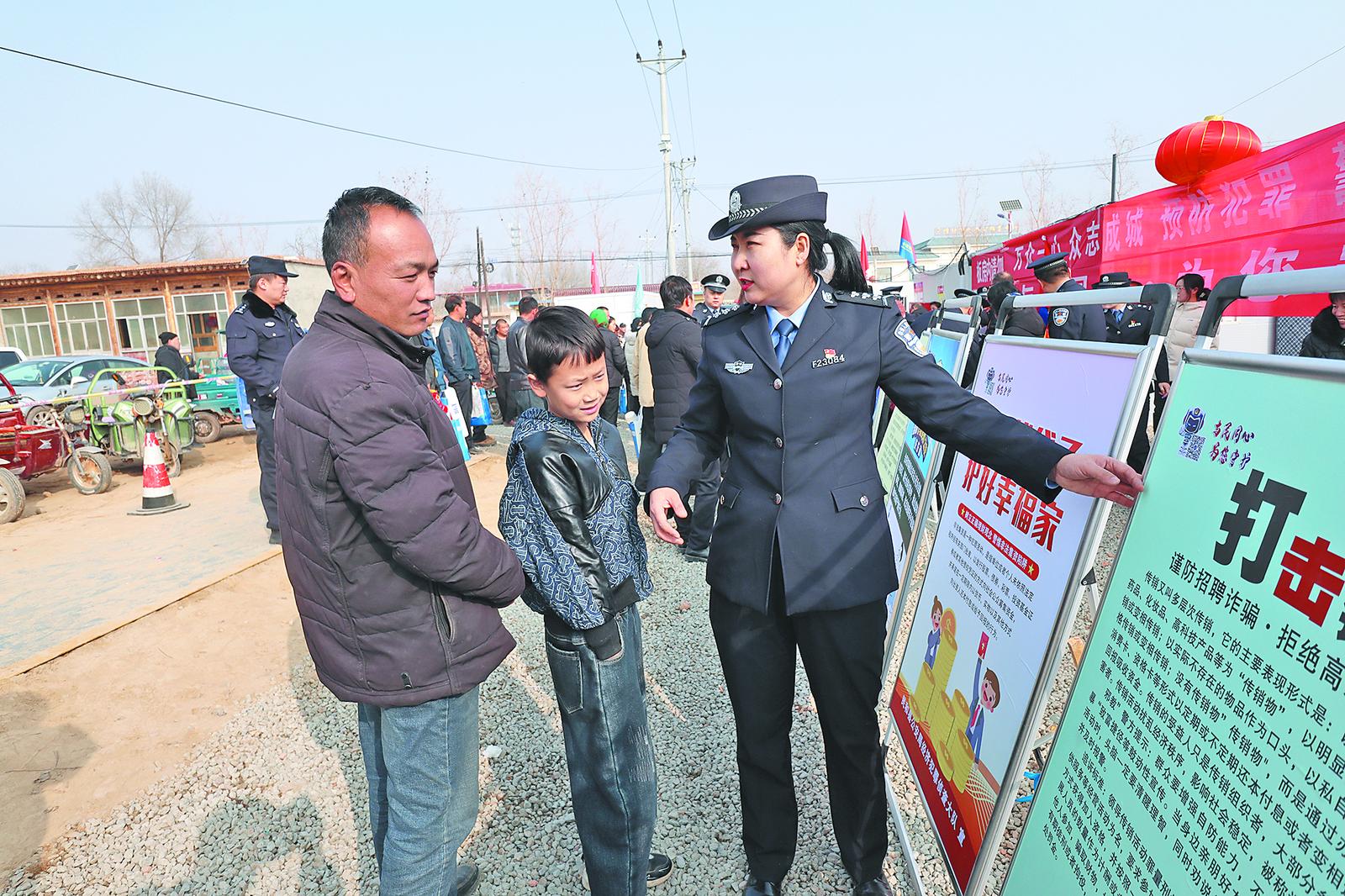 民警深入農村向群眾講解典型案例